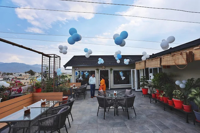 The Roof – Multicuisine Lounge